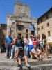 I ragazzi che hanno partecipato all'escursione in Toscana 
 in piazza della Cisterna a San Giminiano